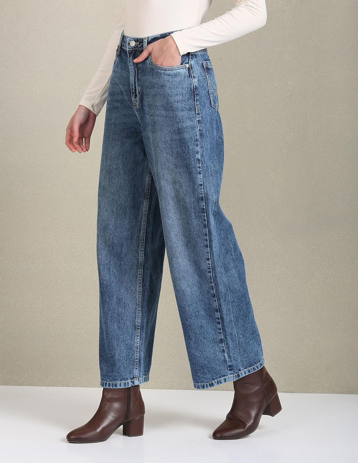 Women Classic High-Rise Regular Jeans - Image 4